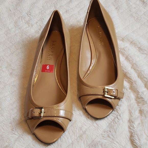 Lauren Ralph Lauren size 6 tan wedge shoes. New - Picture 1 of 5